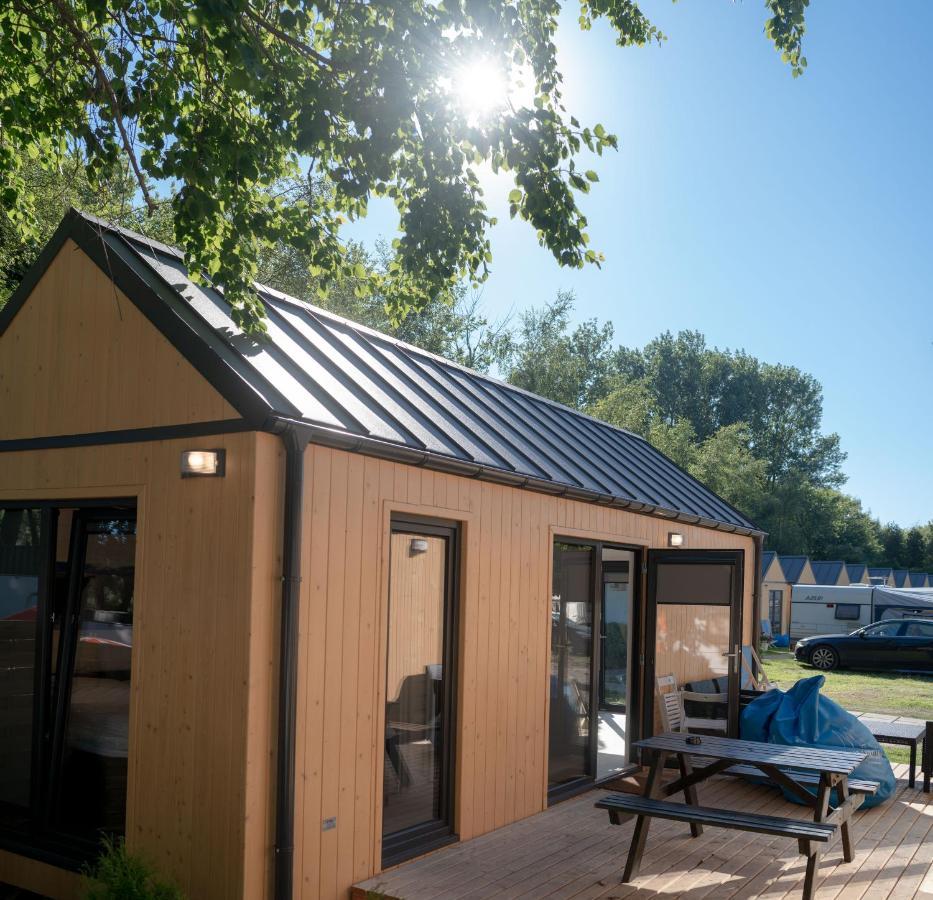 Pod Cyprysami - Surf & Family Resort ヤスタルニャ エクステリア 写真