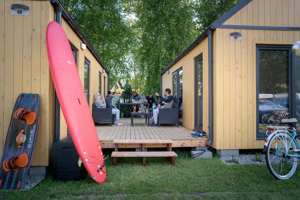 Pod Cyprysami - Surf & Family Resort ヤスタルニャ エクステリア 写真